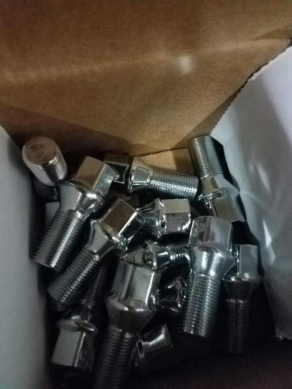 LOT CONSISTING OF: APPROX. (1,950+) LUG BOLTS IN VARIOUS SIZES & STYLES