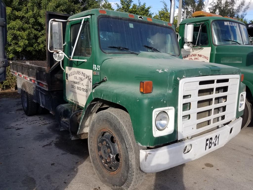 1985 INTERNATIONAL FLATBED TRUCK MODEL 1654