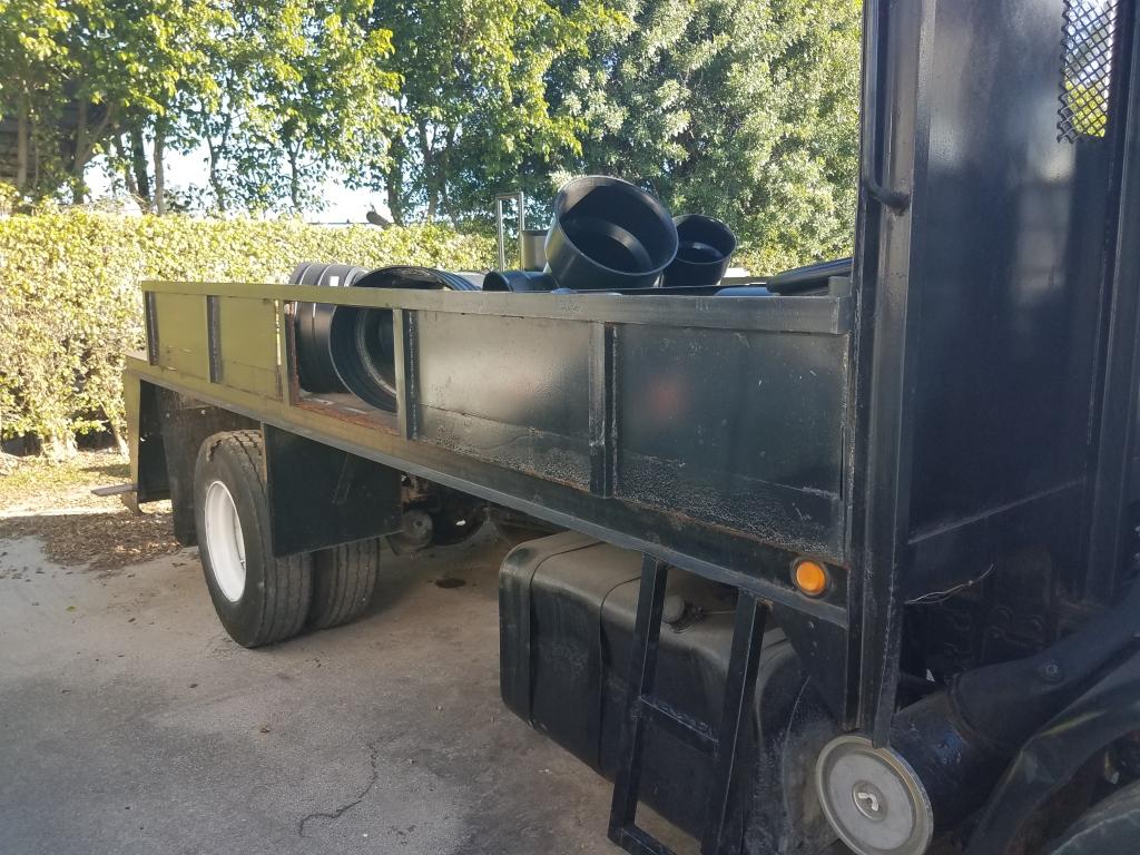 1986 MACK FLATBED TRUCK