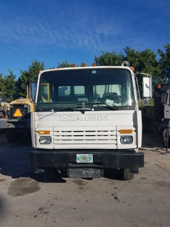 1997 MACK WATER TRUCK MODEL MS200