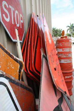 LOT CONSISTING OF DIRECTIONAL METAL ROAD SIGNS