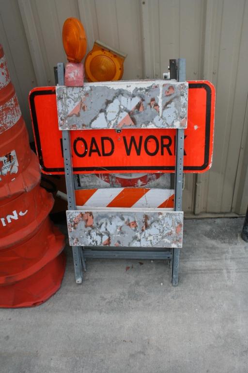 LOT CONSISTING OF DIRECTIONAL METAL ROAD SIGNS