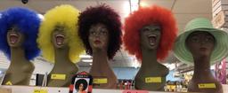 HEAD MANNEQUINS WITH (4) WITH COLORFUL WIGS AND (1) WITH HAT