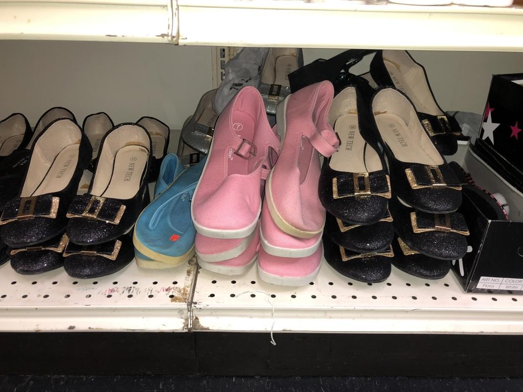 LOT CONSISTING OF LADIES SANDALS AND SLIPPERS (30+/- PAIRS)