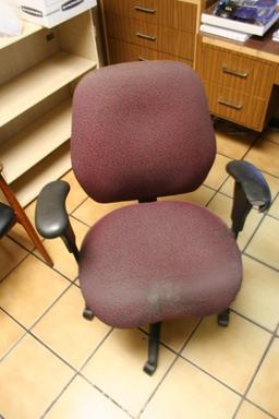 LOT CONSISTING OF OFFICE FURNITURE INCLUDING