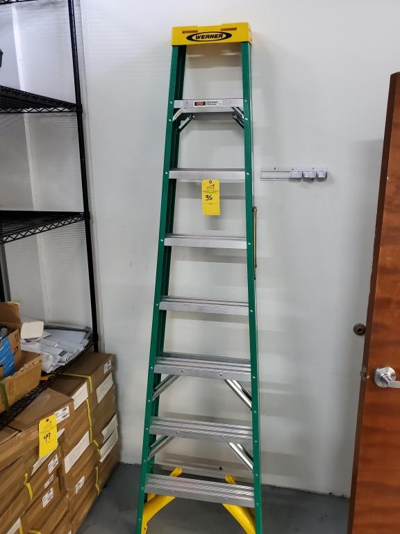 WERNER FIBERGLASS 8' STEP LADDER