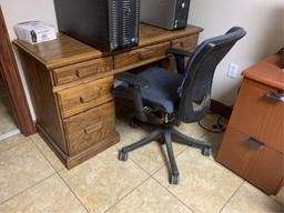 LOT OF CONSISTING OF: OFFICE FURNITURE: