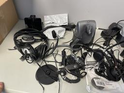 LOT CONSISTING OF WIRED AND WIRELESS HEADSETS