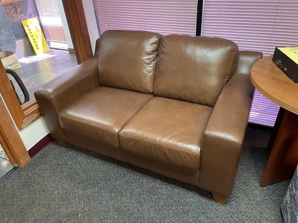 LOT CONSISTING OF BROWN LEATHER/CUIR SOFA