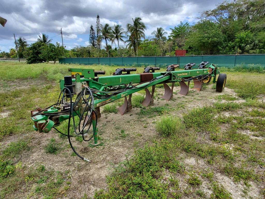 JOHN DEERE MOLBOARD PLOW ATTACHMENT MODEL 2810