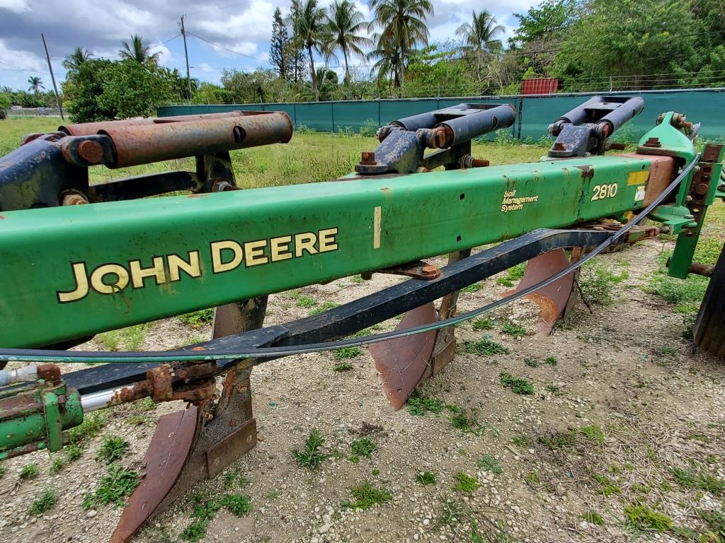 JOHN DEERE MOLBOARD PLOW ATTACHMENT MODEL 2810