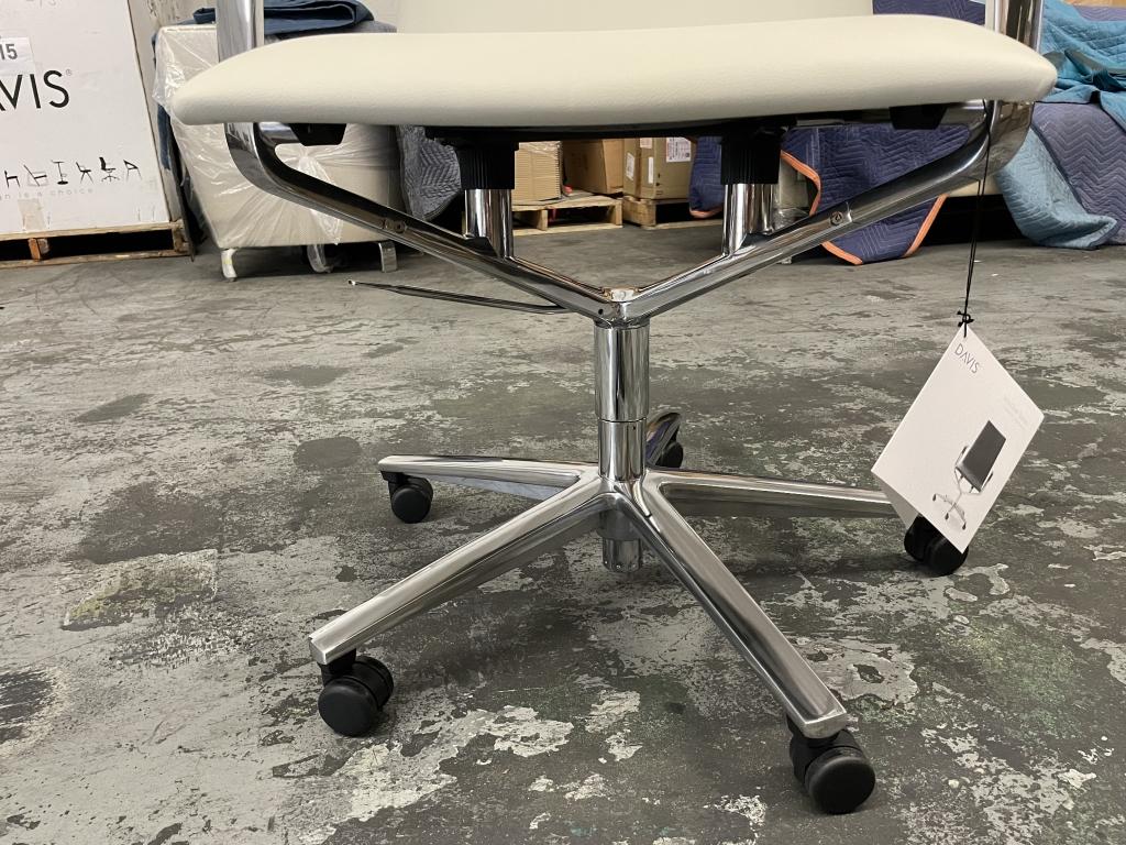 *NEW IN BOX* DAVIS SOLO 10 CHAIR