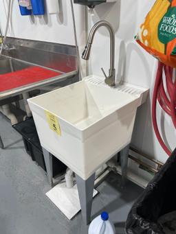 UTILITY SINK WITH SPRAYER FAUCET