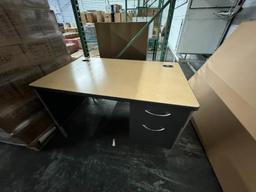 LOT CONSISTING OF OFFICE DESKS