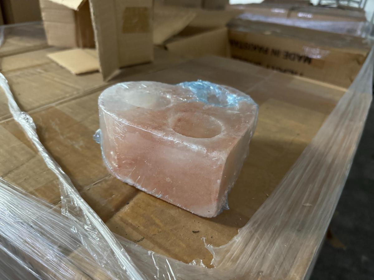 ZENNERY HIMALAYAN SALT 3 HOLE HEART SHAPED (NEW) (YOUR BID X QTY = TOTAL $)