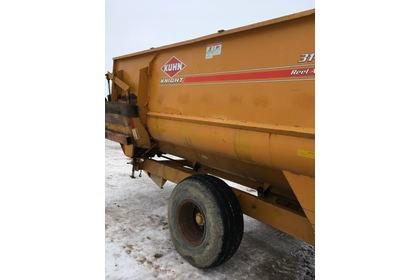 Kuhn Knight 3142 Reel Augie Mixer Wagon