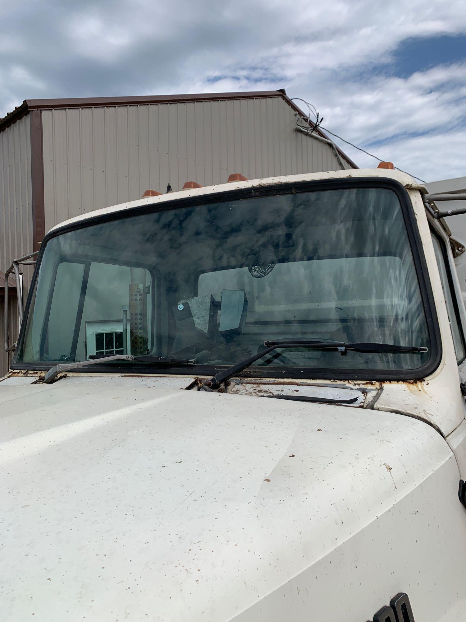 1995 Ford L8000 Feed Truck