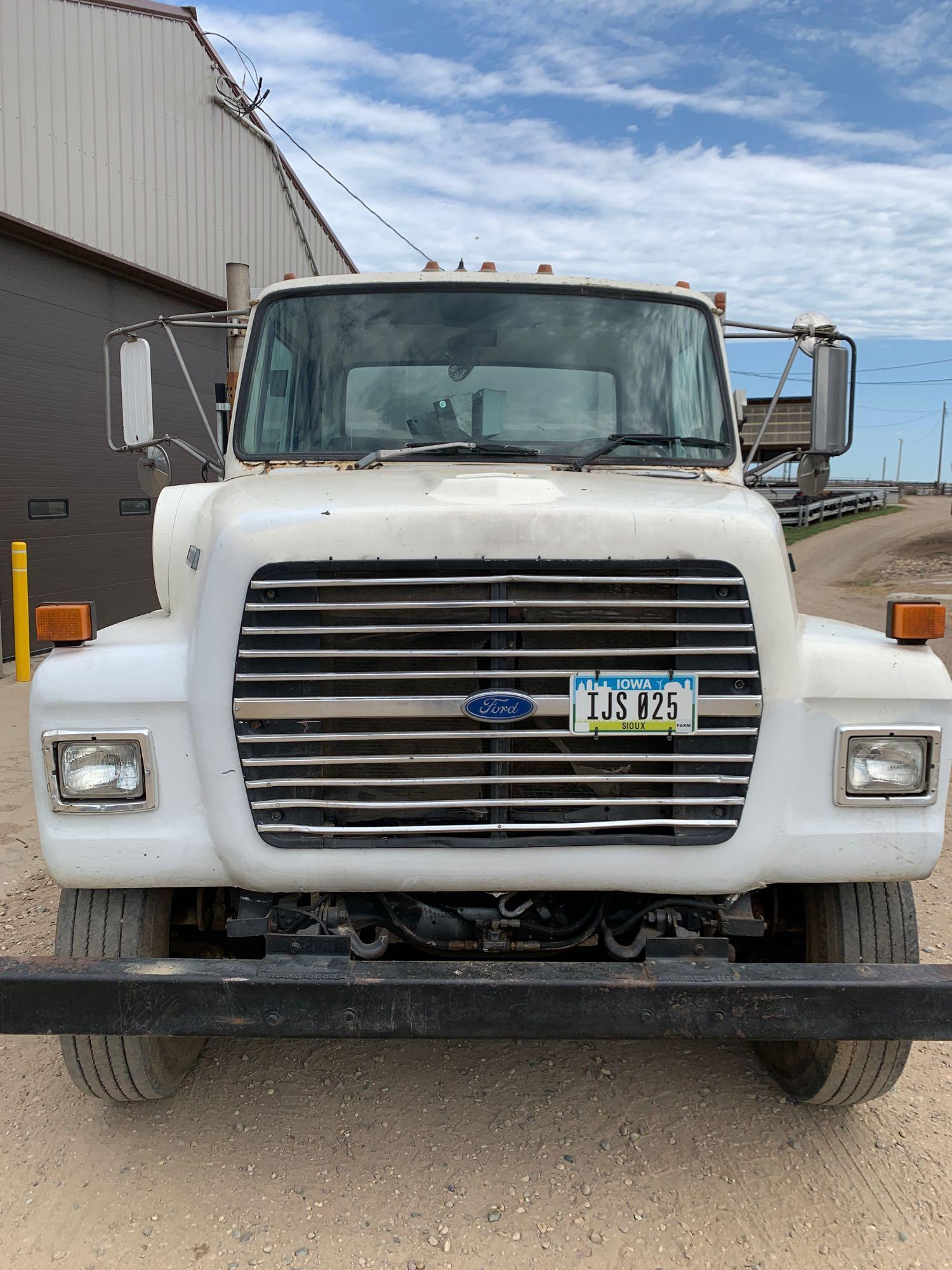 1995 Ford L8000 Feed Truck