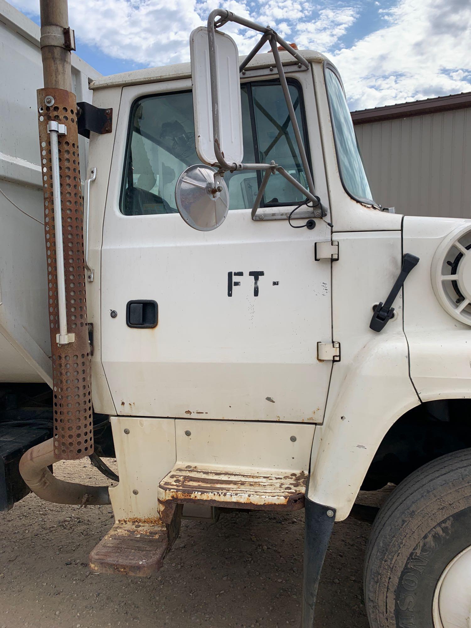 1995 Ford L8000 Feed Truck