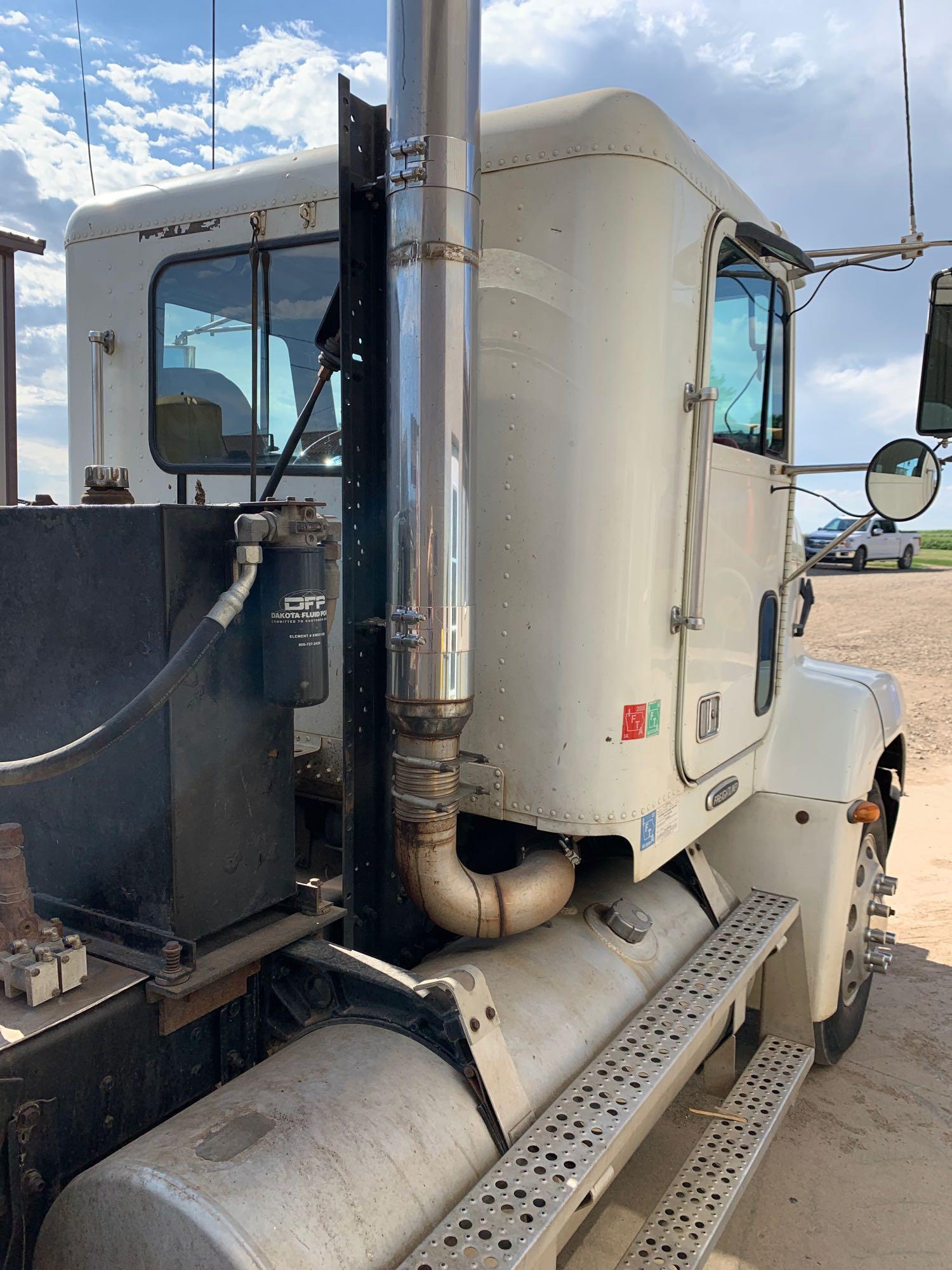 1998 Freightliner FLD112 Conventional Semi Tractor