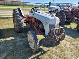 1952 FORD 8N Antique Farm Tractor, Gas Engine, 3pt Hitch P.T.O