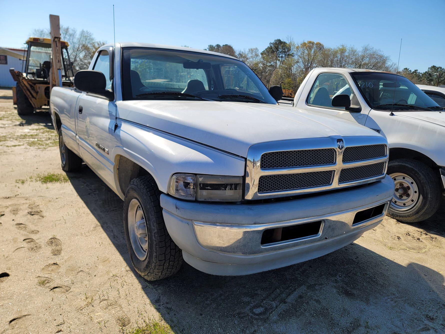 1999 DODGE RAM 1500 Reg Cab Pickup, 8ft Bed, 5.2L engine, A/T, Manual Windo