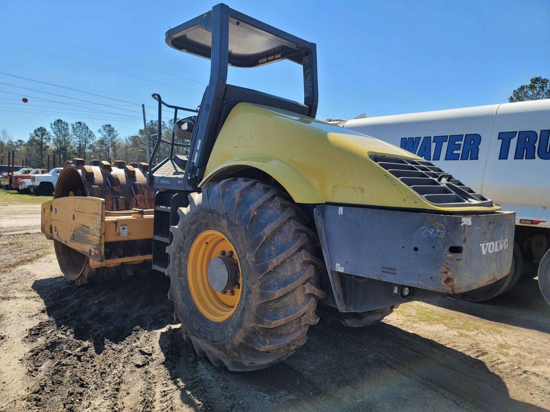 2014 VOLVO SD100D Padfoot Roller, Rops, Canopy, Cummins Engine, 1681hrs Sho