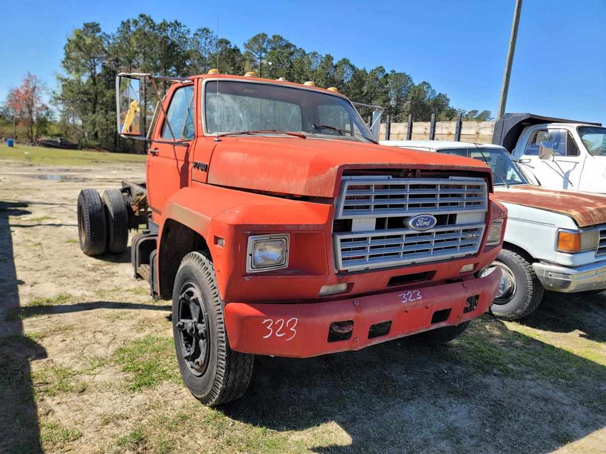 1987 FORD F700 Cab & Chassis, 370 gas engine, 4spd high & low, double frame
