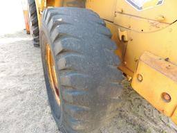 950 Caterpillar pay loader, hours shown 7915, 20.5-25 rubber, 1 tire is in