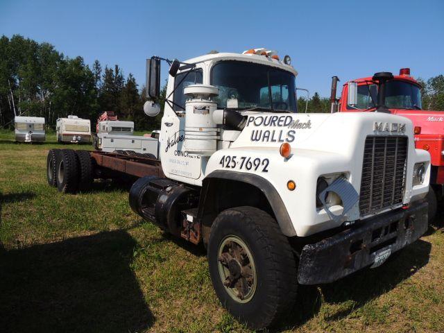 1989 Mack DS 600 Mack engine with 8 speed transmission, PTO, hatched motor,