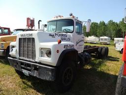 1989 Mack DS 600 Mack engine with 8 speed transmission, PTO, hatched motor,