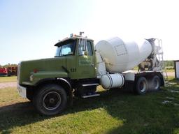 1999 Volvo Green 10 yard mixer, cummings engine 9 speed transmission, tande