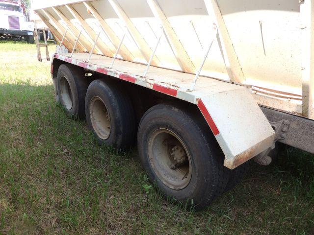 1982 International S1900 IH 466 with 13 speed transmission, 22 foot double