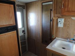 2005 Tahoe 27ft camper with electric front jack, 1 slide out, front bedroom