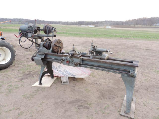 Large metal turning lathe, with some accessories, taxed item