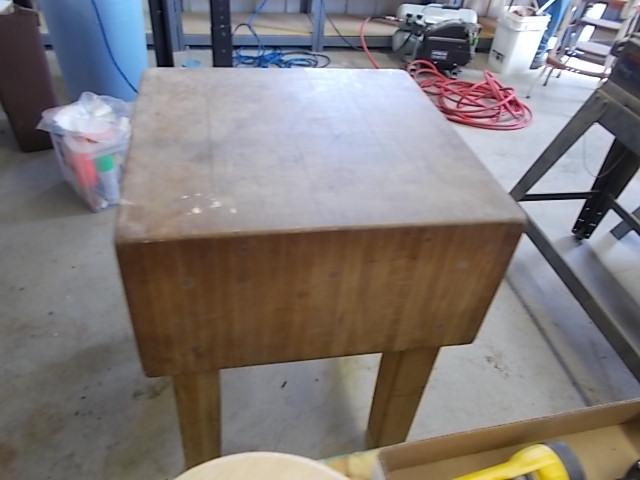 Butcher block 24in x 24in x 31in high (m)