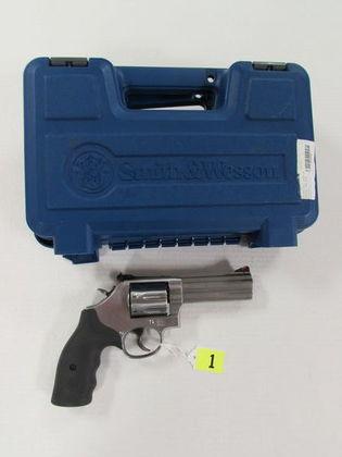 Beautiful Smith & Wesson 686-6 Stainless 7 Shot 357 Revolver W/ Case