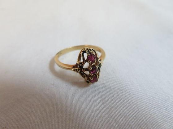 10K Gold Ladies Ring w/ 3 Rubies