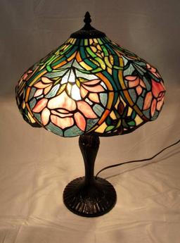 Beautiful Contemporary Leaded Glass Table Lamp