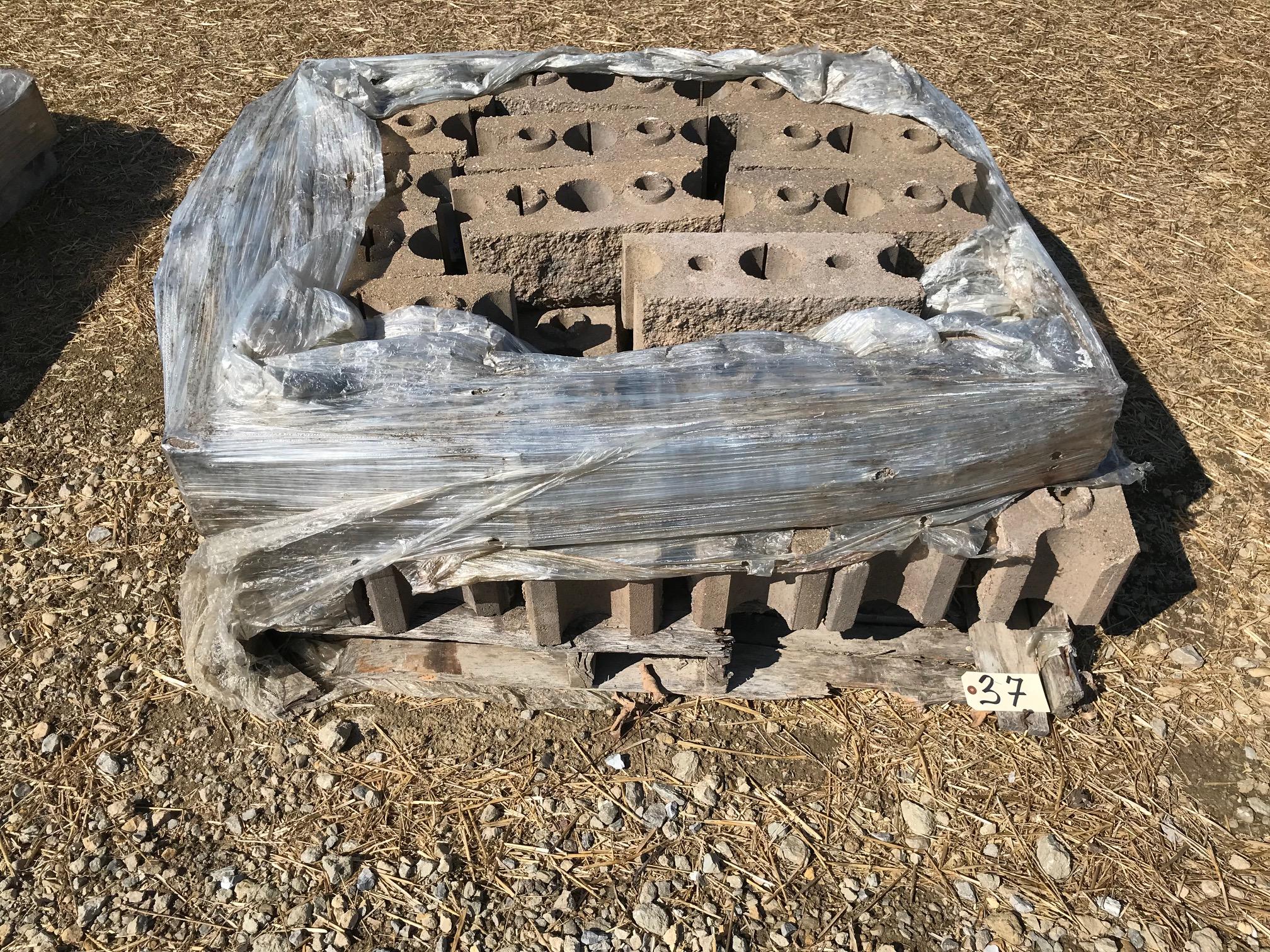 Pallet of 16.5" x 7" garden wall split face stone