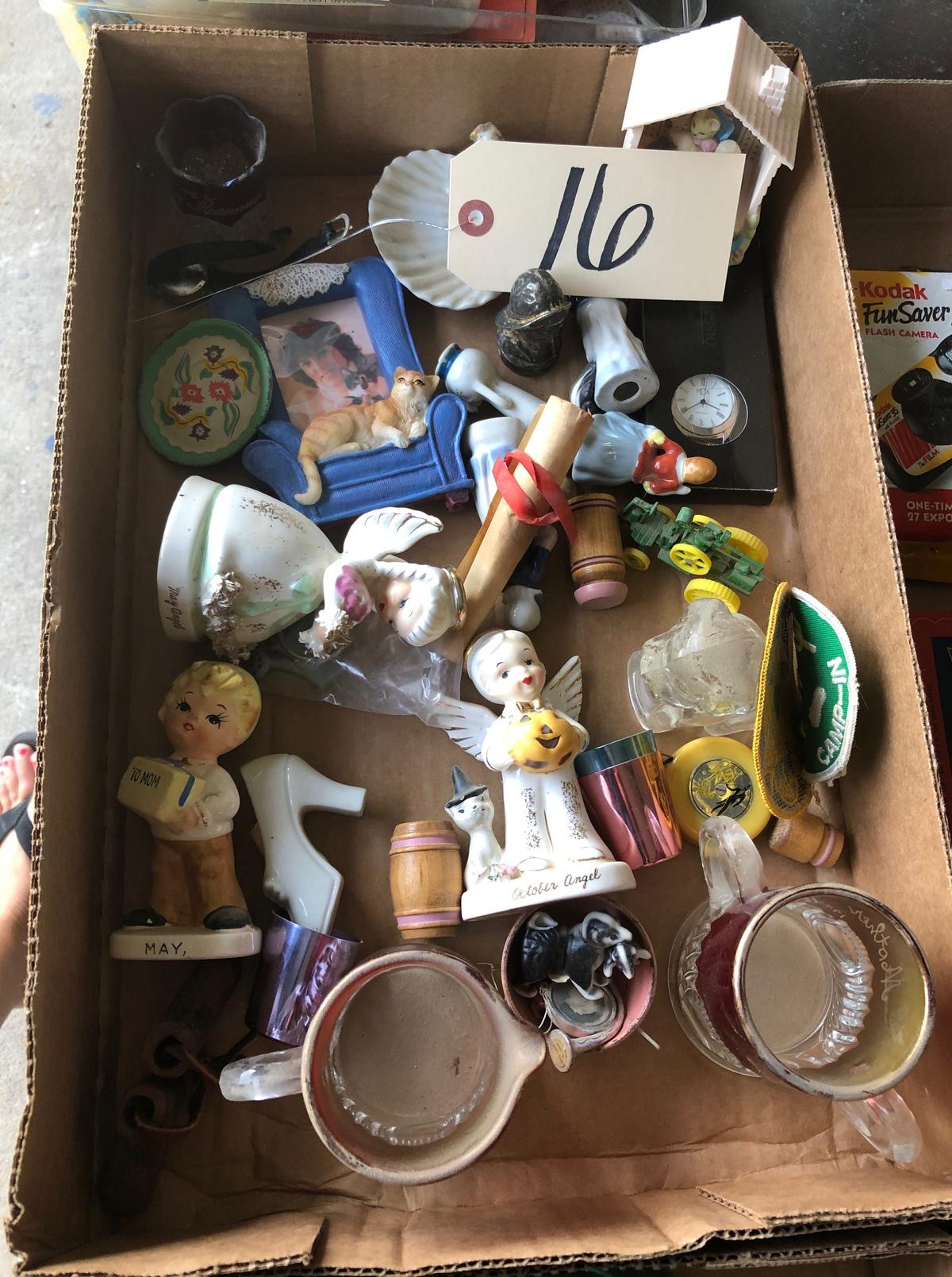 Flat of small collectibles & trinkets