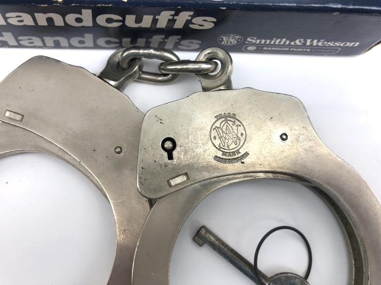 S&W MODEL 100 NICKEL HANDCUFFS WITH 1 KEY