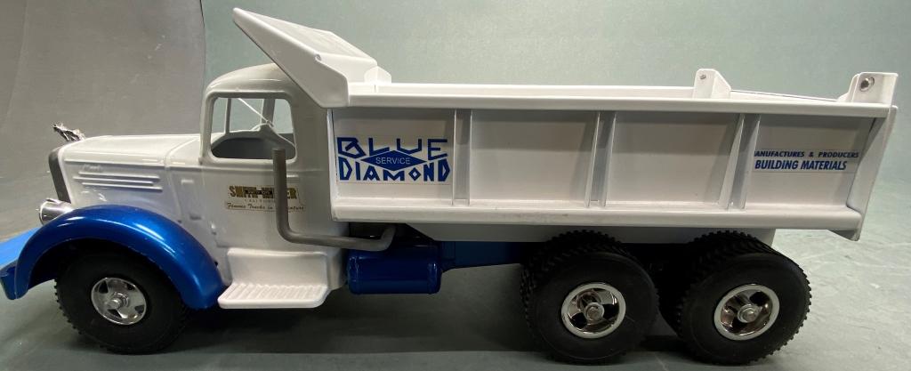 19" Mack Blue Diamond 10-Wheeler