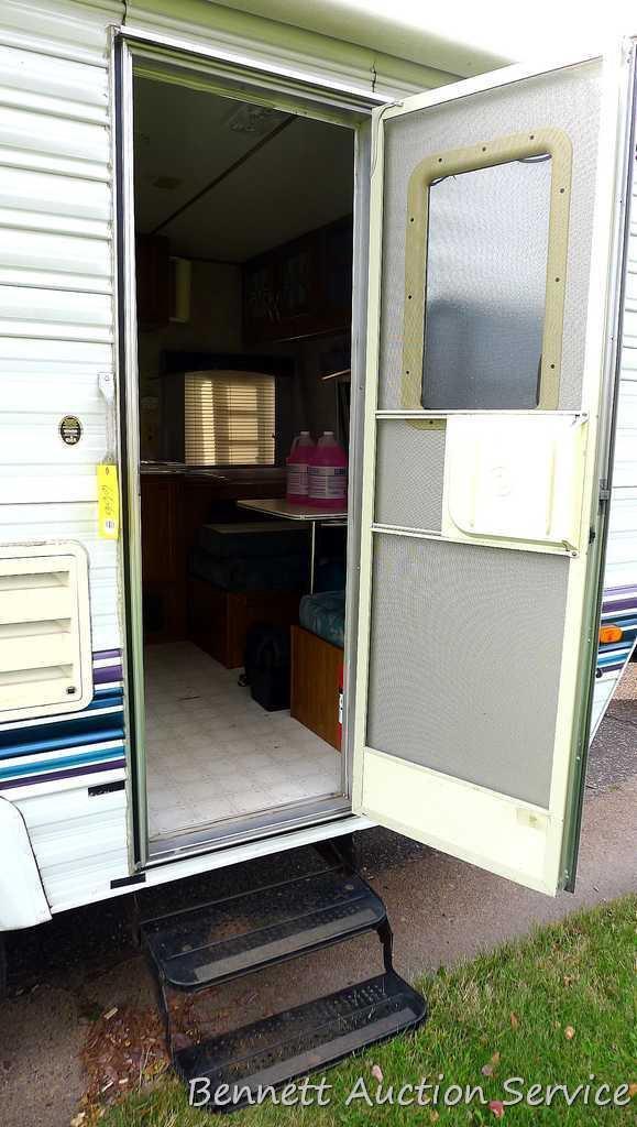 18 foot Gulf Stream Innsbruck Model LI18FD Travel Trailer. Has been well maintained and needs