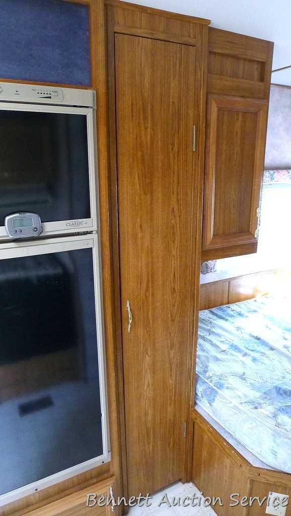 18 foot Gulf Stream Innsbruck Model LI18FD Travel Trailer. Has been well maintained and needs