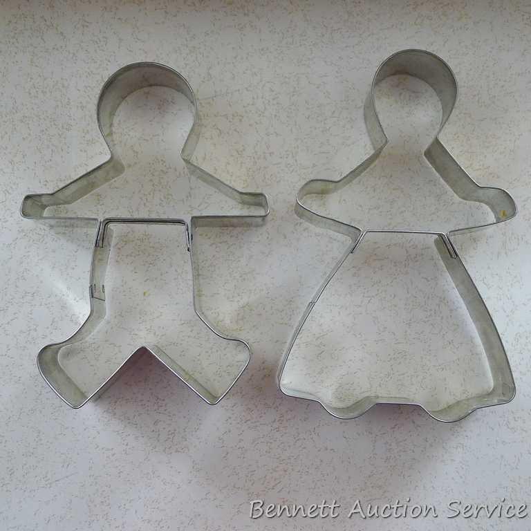 Vintage aluminum and other cookie cutters - all in good shape. Plus a few recipes. Largest is