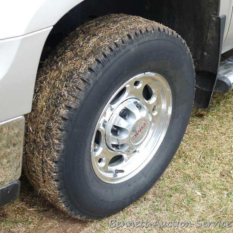 Watch the video.  2007 GMC Sierra 2500 HD 4WD extended cab SLE1 with 8-1/2' Super Duty Boss plow.