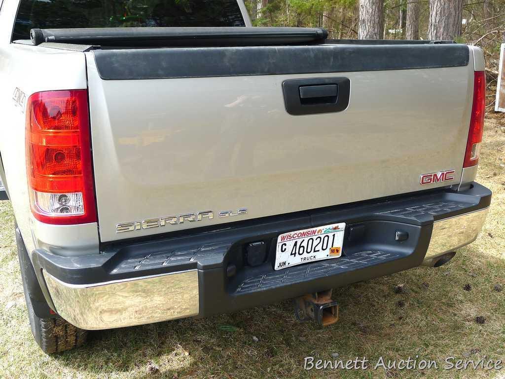 Watch the video.  2007 GMC Sierra 2500 HD 4WD extended cab SLE1 with 8-1/2' Super Duty Boss plow.