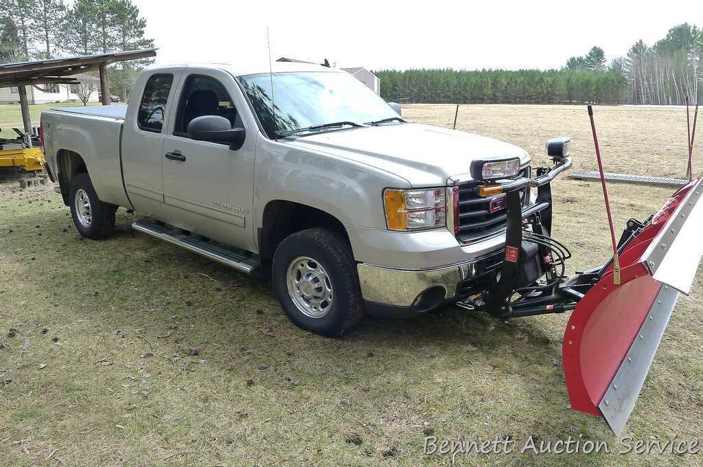 Watch the video.  2007 GMC Sierra 2500 HD 4WD extended cab SLE1 with 8-1/2' Super Duty Boss plow.