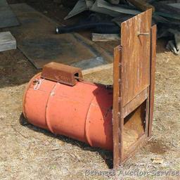 Homemade live trap made from a 10 gallon barrel. Catch a skunk with a mousetrap.